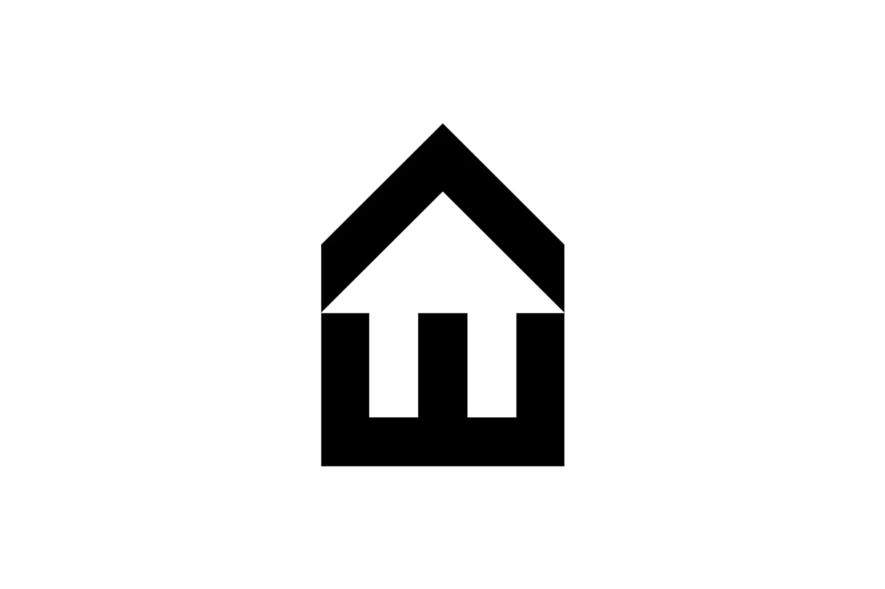 Чорний знак Enter Arkitektur на білому тлі, у якому поєднані літера E, стрілка та силует будинку.