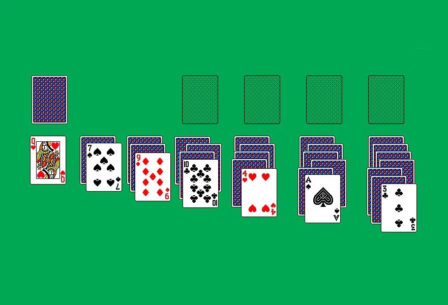 Карти Solitaire, розкладені на зеленому ігровому полі.