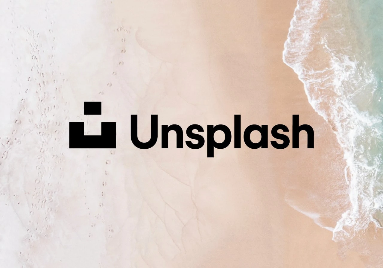 Символ і словесний знак Unsplash на фотографії узбережжя