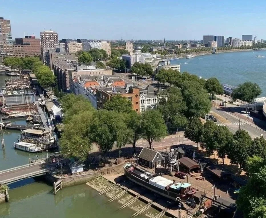 Місце ремонту історичних кораблів Stadswerf Koningspoort і бар Werf біля води в Роттердамі